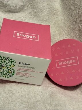 Briogeo Superfoods Acai + Passionfruit Hydration - Pink and Cream Packaging